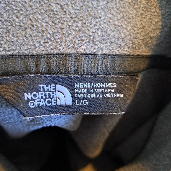 North Face men's Large 1/4 zip pullover shirt with logo embroidered on chest - Picture 5 of 6